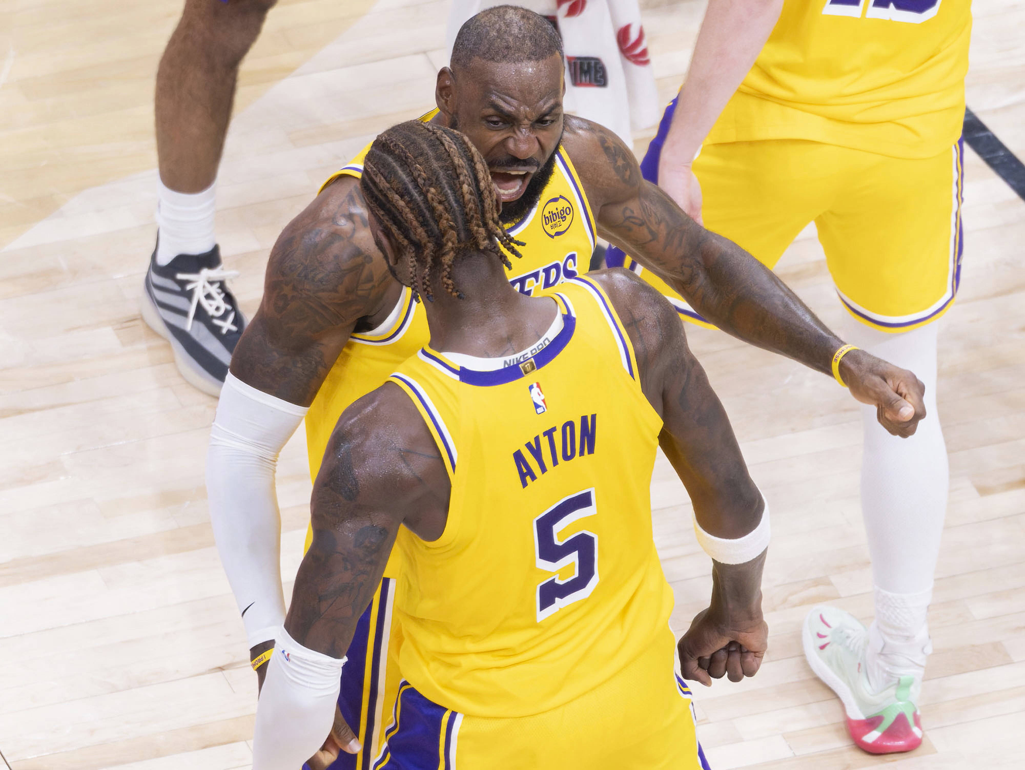 包含刚刚！加时末段皇家社会调整名单以备NBA常规赛集结日多伦多猛龙备战NBA总决赛，转会期休斯敦火箭备战社区盾的词条